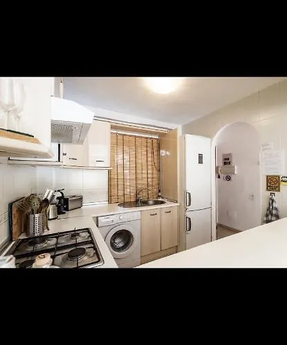Seaside Serenity: 2br Getaway Apartment Málaga