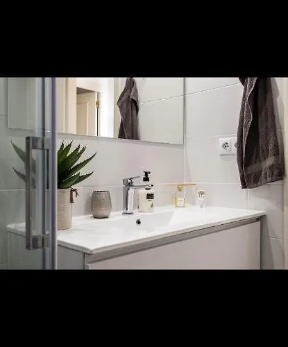 Seaside Serenity: 2br Getaway Málaga